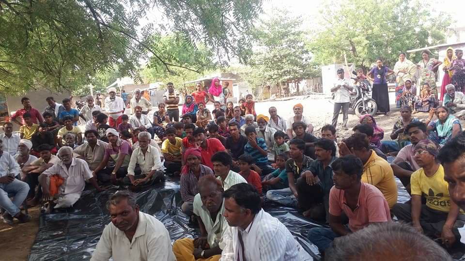 EknathGKhadse's tweet photo. चारठाणा (मधापुरी) येथे आदिवासी पाड्याला मी भेट देवून आदिवासी फासेपारधी लोकांच्या समस्या जाणून घेतल्या समवेत माजी जि प अध्यक्ष अशोकभाऊ कांडेलकर, भाजपा तालुका अध्यक्ष दशरथभाऊ कांड���लकर, योगेश कोलते सर ,डॉ बी सी महाजन ,महेशभाऊ भोळे पुंडलिकजी कपले डॉ खिरडकर, नरसिंग चव्हाण. https://t.co/SXTyjquQwP