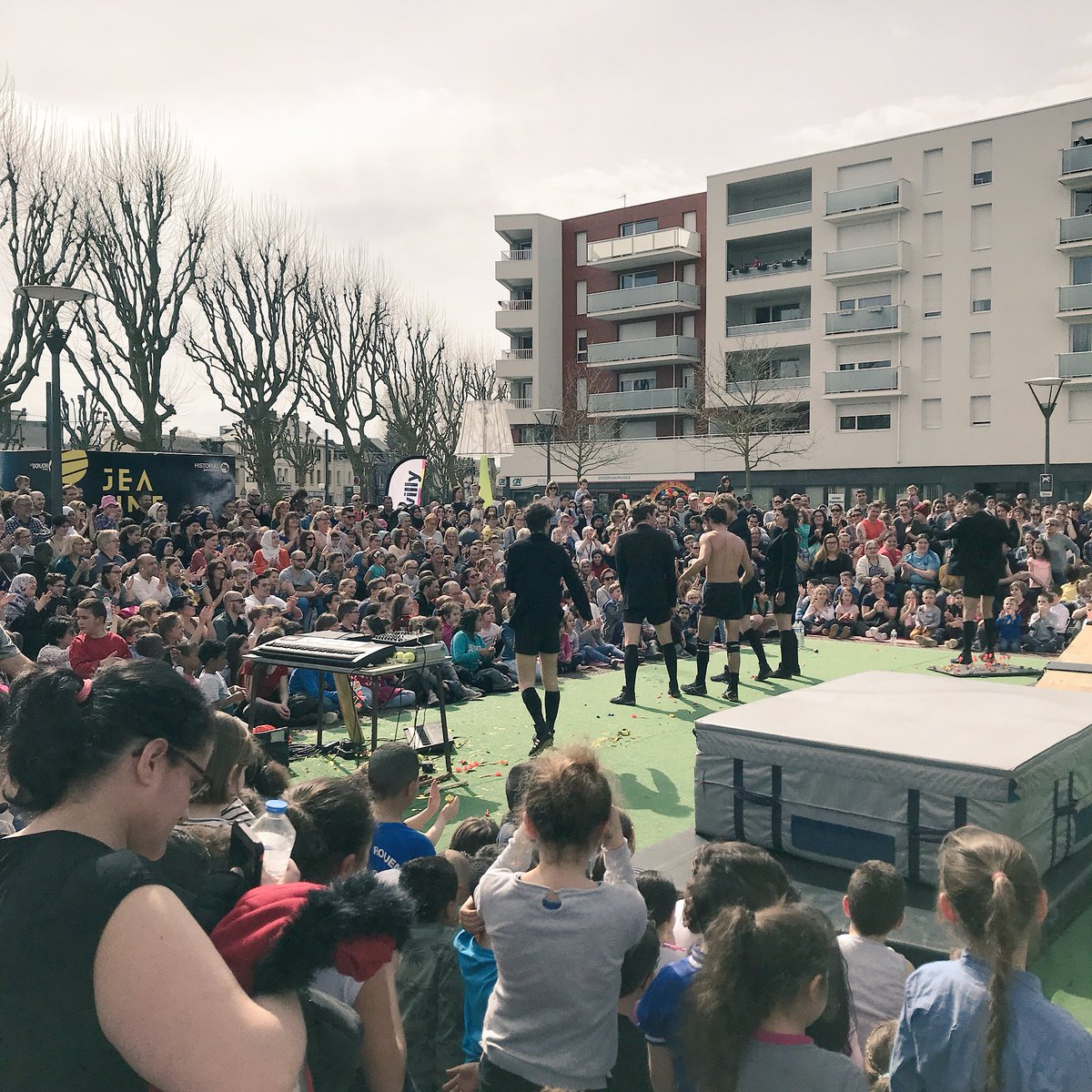 CharlotteGoujon's tweet photo. #PetitQuevilly | Il y a foule devant Seine-Innopolis pour la journée cirque #FestivalSpring https://t.co/WDQtxinls0