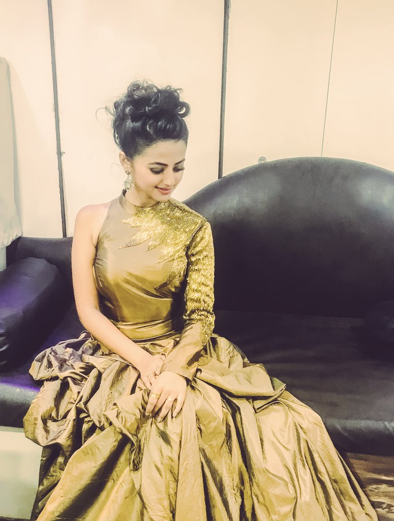 Archana_smile's tweet photo. This was the moment I cherished the most being ur fan....
Smiley @OfficialHelly7 I too have contributed for it n after listening ur speech I n all #HellyHolics feel proud to be ur fan....πππ
#7YearsOfHelly
#HellyWeek https://t.co/Q8G9EEtdRe