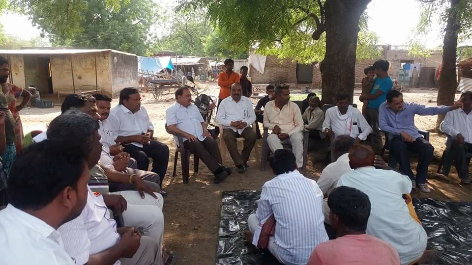 EknathGKhadse's tweet photo. चारठाणा (मधापुरी) येथे आदिवासी पाड्याला मी भेट देवून आदिवासी फासेपारधी लोकांच्या समस्या जाणून घेतल्या समवेत माजी जि प अध्यक्ष अशोकभाऊ कांडेलकर, भाजपा तालुका अध्यक्ष दशरथभाऊ कांड���लकर, योगेश कोलते सर ,डॉ बी सी महाजन ,महेशभाऊ भोळे पुंडलिकजी कपले डॉ खिरडकर, नरसिंग चव्हाण. https://t.co/SXTyjquQwP