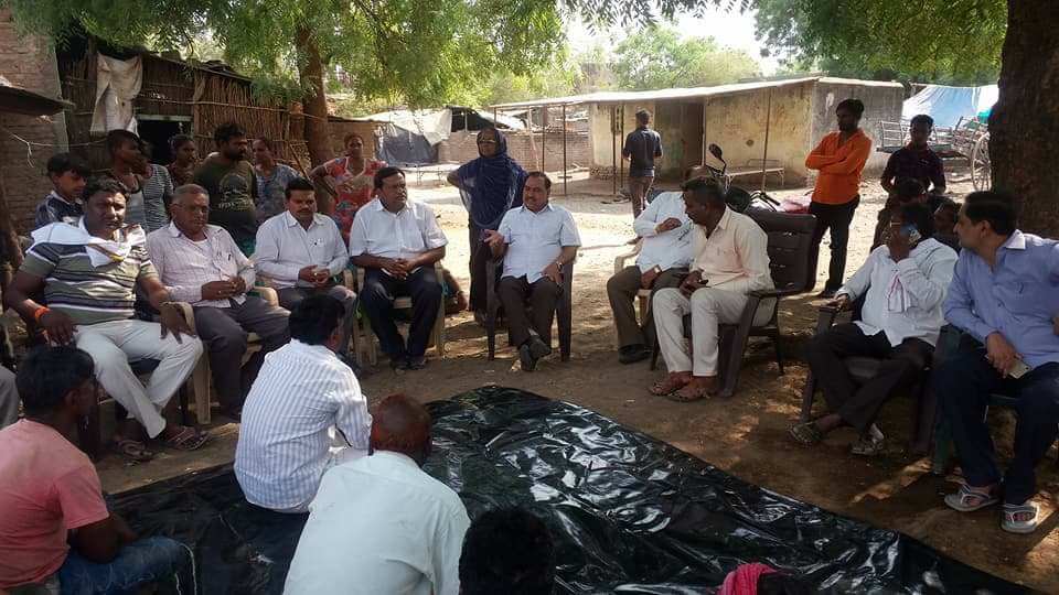 EknathGKhadse's tweet photo. चारठाणा (मधापुरी) येथे आदिवासी पाड्याला मी भेट देवून आदिवासी फासेपारधी लोकांच्या समस्या जाणून घेतल्या समवेत माजी जि प अध्यक्ष अशोकभाऊ कांडेलकर, भाजपा तालुका अध्यक्ष दशरथभाऊ कांड���लकर, योगेश कोलते सर ,डॉ बी सी महाजन ,महेशभाऊ भोळे पुंडलिकजी कपले डॉ खिरडकर, नरसिंग चव्हाण. https://t.co/SXTyjquQwP