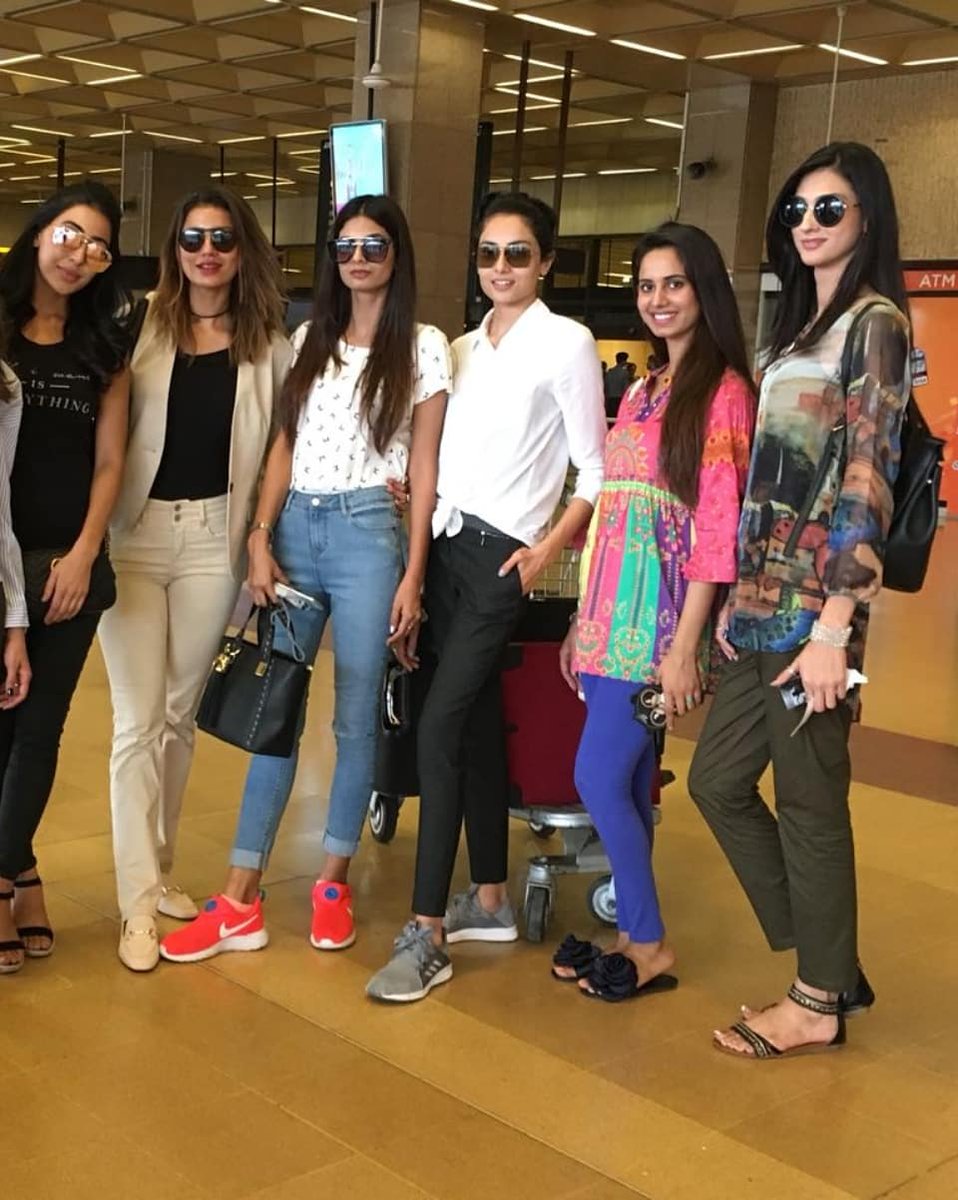 MMFFbuzz's tweet photo. #FPWSS18 fever about to kick off as models make their way to Karachi.
#FP #FashionPakistan #ShinewithShaheen @fashion_pakistan @talkingpointpk
#ootd #ootn #potd #fotd #fashionpakistan #fashionista #wiw #whatiwore #blog #blogger #MMFFrm #MMFF #bblogger #lahore https://t.co/IkSkNESYIw