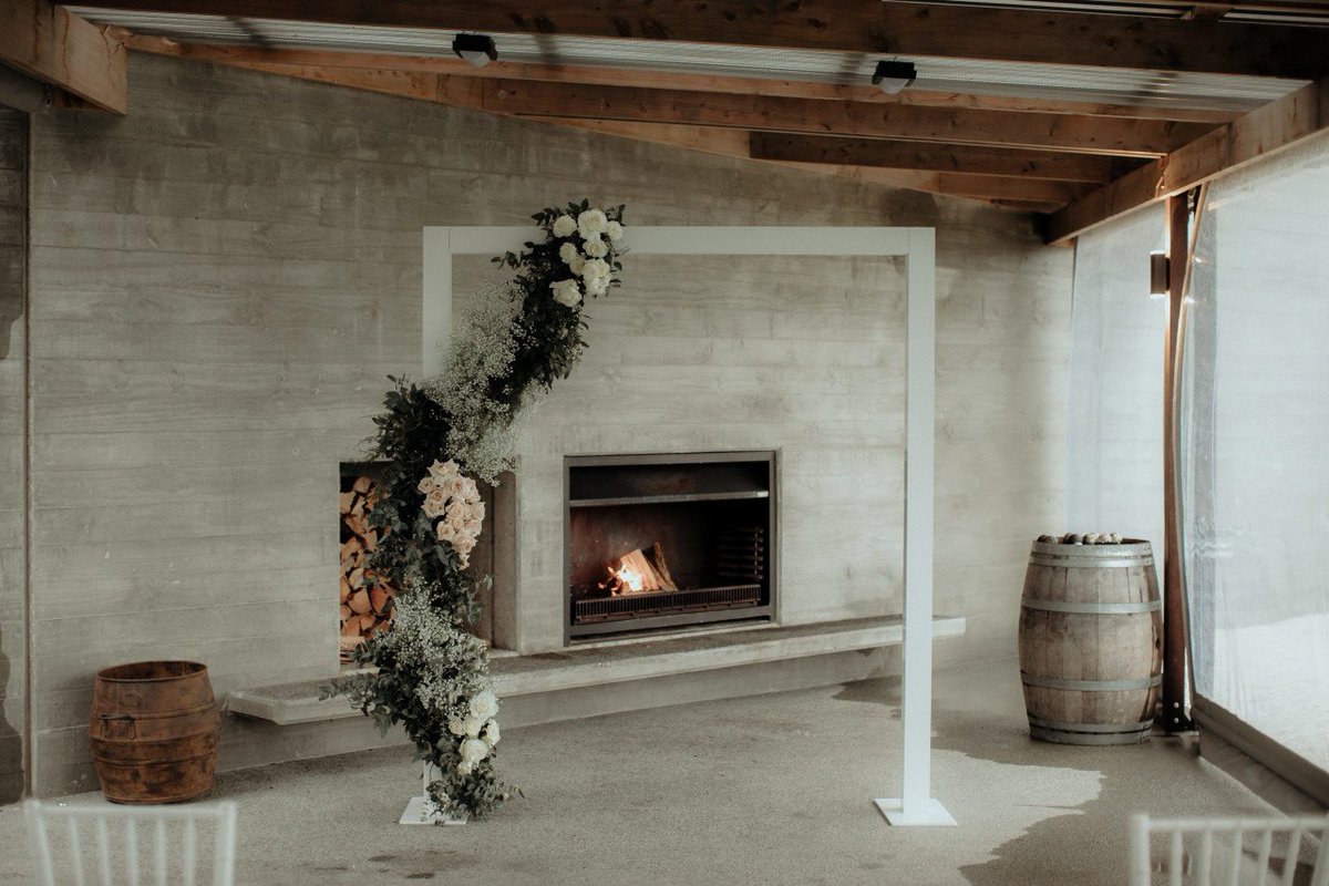 💫 Florals + Minimalist Ceremony Arch = Magical 💫
📷 <a href="/chasewildphotos/">Chasewild</a> #ceremonydecor #underthefloralspell
bit.ly/2jogWDr
