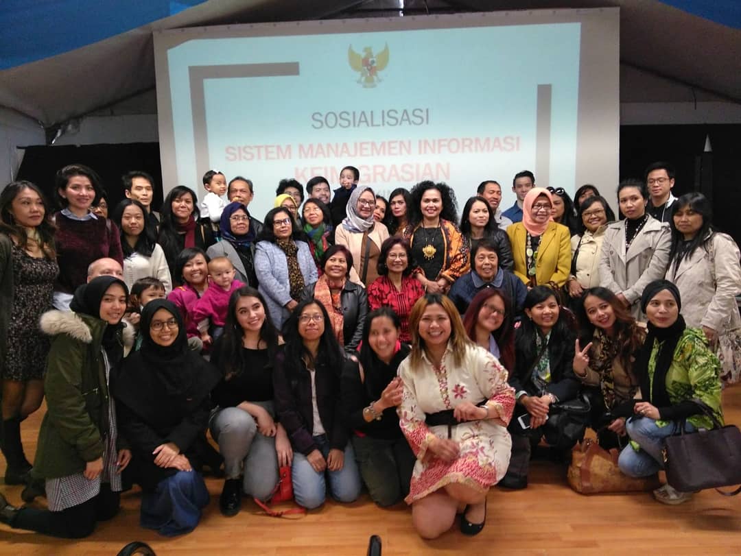 IndonesiaInRome's tweet photo. Sosialisasi Sistem Manajemen Informasi Keimigrasian #SIMKIM bagi WNI di Milan, 8 April 2018. Dalam kesempatan tsb #DubesEsti mengingatkan WNI di Milan dan sekitar agar peduli akan hak data dan informasi kewarganegaraannya melalui SIMKIM.
#kbriromainaction https://t.co/UUXm8rOXjD