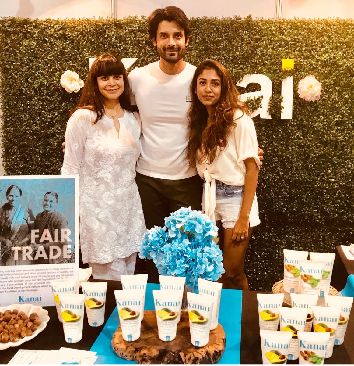 Girlpower with #womenpreneurs founders <a href="/archanaSC/">Archana Walavalkar</a> #stylecracker #aditigaur founder <a href="/KanaiBeauty/">KANAI</a> , #girlbosses talented family and friends 😘
