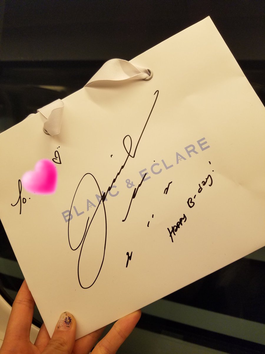yoonsic_hz's tweet photo. シカちゃんめっちゃ顔小さくて細くて美しすぎてお人形さんみたいだった😭💕緊張で全然話せなかったけど、しっかりと目を見て話してくれて握手もしてくれて、人生初のサイン会すごく幸せでした😭😭ありがとう😭💗💗
#blancandeclare #JessicaJung 
#ジェシカ https://t.co/dTMuLSNGaW