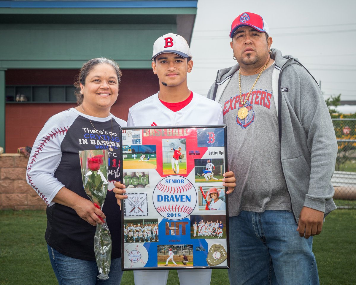 PrenticeCJames's tweet photo. Parents' celebration day and #sportraits with senior @issadraven and team at recent @BrazosportB game.  #CreateMemories #CaptureMemories #SeniorSZN #SportsPhotography #Baseball #ImagoHouse https://t.co/prbcIhGvNz