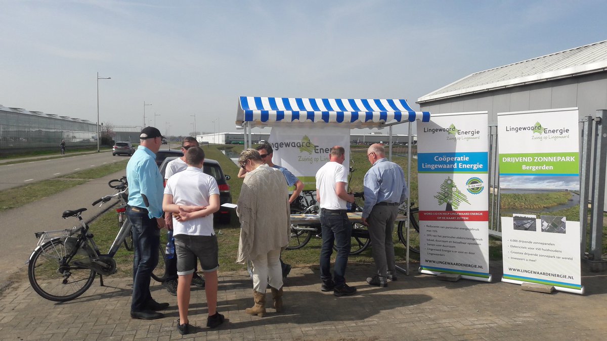 robbertbakker's tweet photo. Boeiende presentatie van drijvend zonnepark in aanbouw tijdens Kom in de Kas https://t.co/XL6ExX5o85