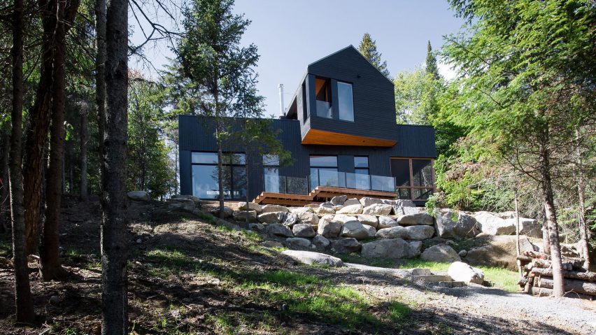 Decorazzio's tweet photo. Черный лесной #дом. Проект Atelier Boom-Town в Канаде
https://t.co/HDi3iePljf
 #chalet #house #forest #Quebec #Canada #architecture https://t.co/lu5GZNeF0U