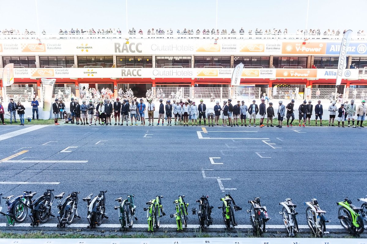 Tens una bici plegable? Doncs aquest any podràs tornar a fer la cursa al BiCircuit! 3 voltes, vestit d'etiqueta i molta molta diversió! Es la Folding Friends by Madform 24hmadformbicircuit.es/inscripcion-6h/