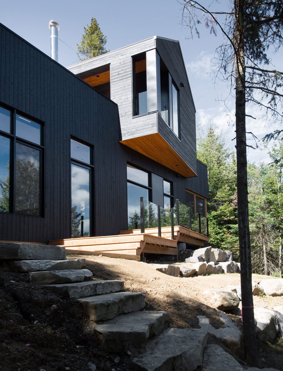 Decorazzio's tweet photo. Черный лесной #дом. Проект Atelier Boom-Town в Канаде
https://t.co/HDi3iePljf
 #chalet #house #forest #Quebec #Canada #architecture https://t.co/lu5GZNeF0U