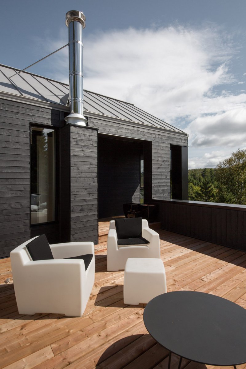 Decorazzio's tweet photo. Черный лесной #дом. Проект Atelier Boom-Town в Канаде
https://t.co/HDi3iePljf
 #chalet #house #forest #Quebec #Canada #architecture https://t.co/6MtxPOzup4