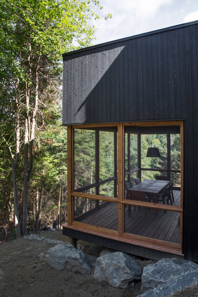 Decorazzio's tweet photo. Черный лесной #дом. Проект Atelier Boom-Town в Канаде
https://t.co/HDi3iePljf
 #chalet #house #forest #Quebec #Canada #architecture https://t.co/6MtxPOzup4