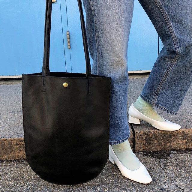 MinorHistoryNYC's tweet photo. Curvy beauty ~ our Half Moon double-sided tote in supple black leather. Online now!! #minorhistorians ⠀

#ootd #stylegram #todayiwore #wiwt #outfitoftheday #aboutalook #whowhatwearing #fashion #style #stylishlife #outfitdiary #outfitinsp… https://t.co/PDAL9vfrQZ https://t.co/gqPJV99zX1