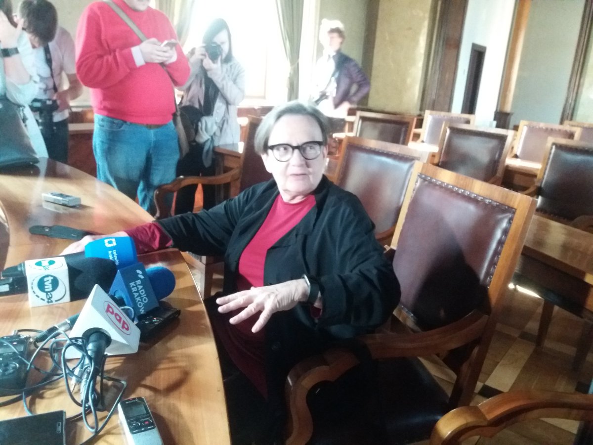 DBaraniec's tweet photo. Agnieszka Holland kręci sceny do nowego filmu "Gareth Jones" w Krakowie. Krakowski magistrat na chwile zamienil sie w Londyn. @RadioKrakow https://t.co/GpphDirri4
