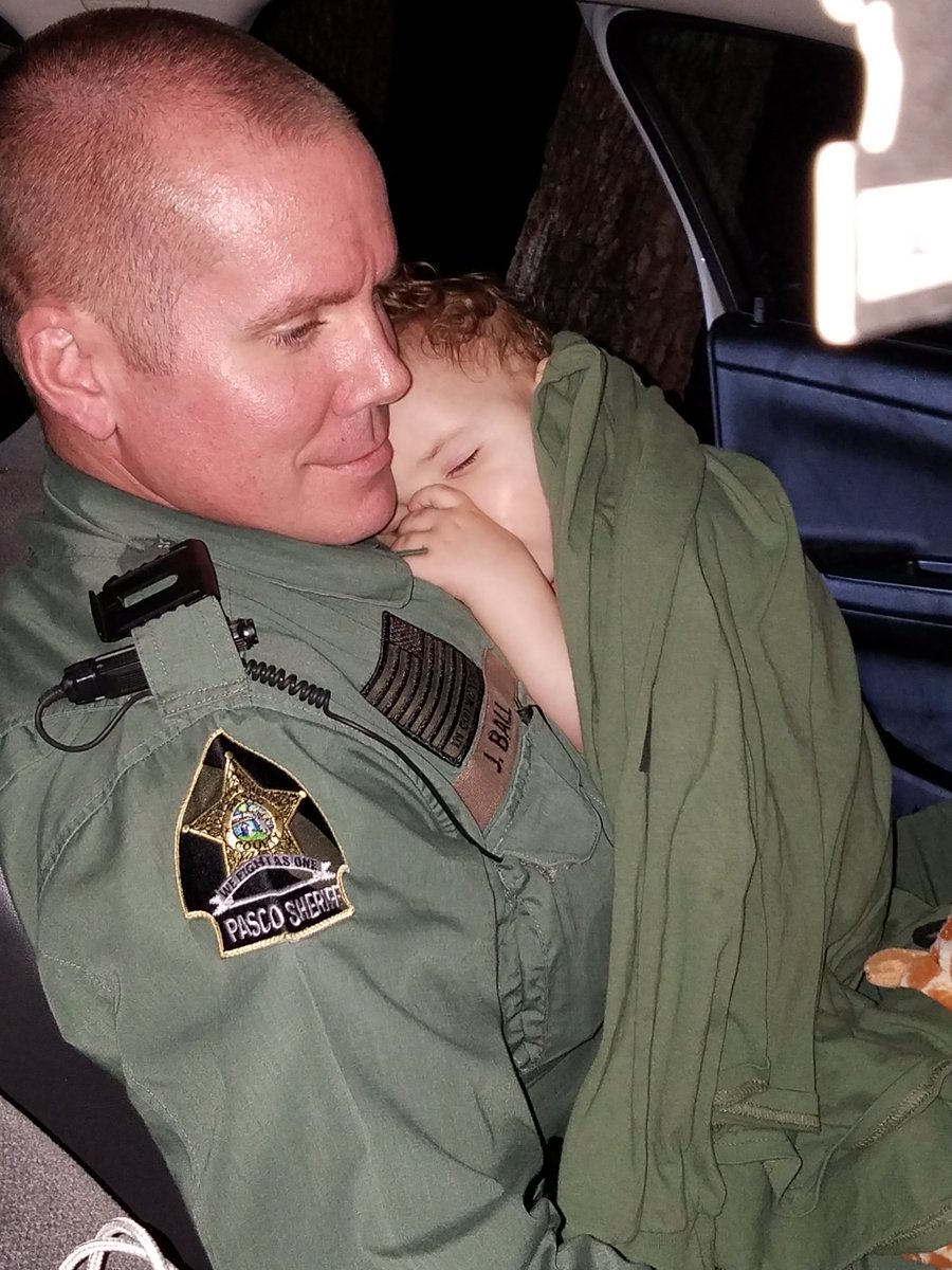 PascoSheriff's tweet photo. Deputy Ball seen comforting this little one during a difficult call 💚 #PascoProud https://t.co/sNWbqg0HKJ
