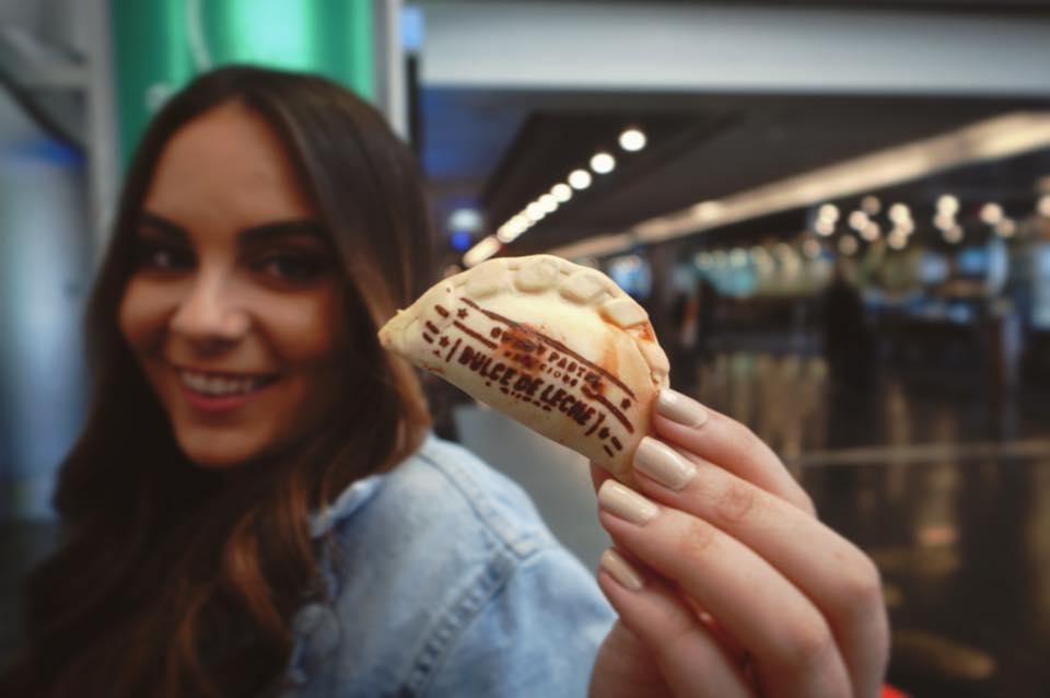 vaneairportmag's tweet photo. Today is National Empanada Day!
You can get some at Half Moon Empanadas at @iflymia
Location: πβοΈ Gates D29 & F11 π€
#ShopsAtMIA #itravelwell
We are working on our favorite airport empanada finds and Latin foods.
PHOTO: @ShopsatMIA
Happy Sunday!! https://t.co/OUWxUFs1bJ