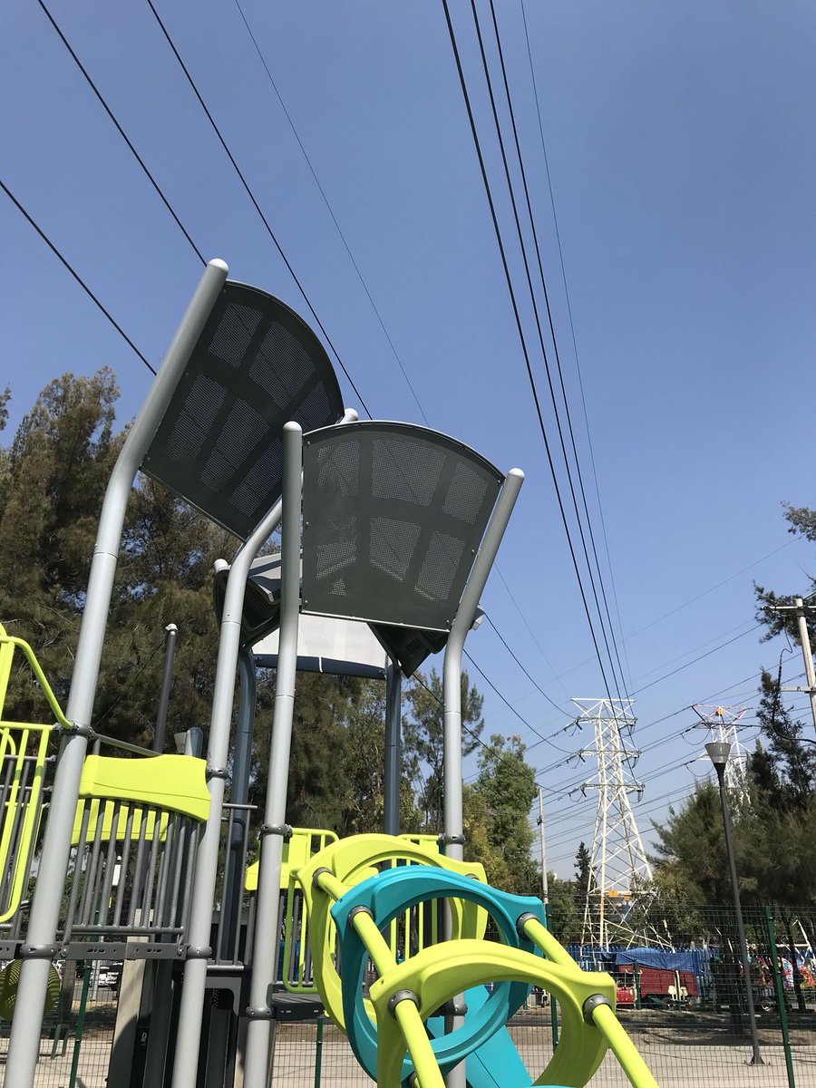 nobicMX's tweet photo. @CFEmx ¿esto es seguro? Las estructuras y mallas son de metal y los cables de las torres pasan a menos de 2 metros de distancia. ¿No deben de estar aislados? https://t.co/oFfPXkEL6k