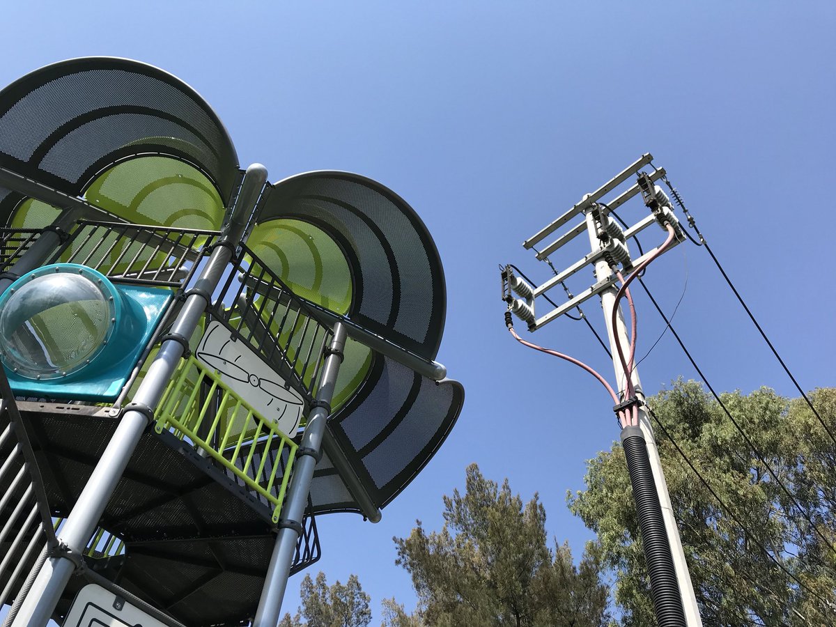 nobicMX's tweet photo. @CFEmx ¿esto es seguro? Las estructuras y mallas son de metal y los cables de las torres pasan a menos de 2 metros de distancia. ¿No deben de estar aislados? https://t.co/oFfPXkEL6k