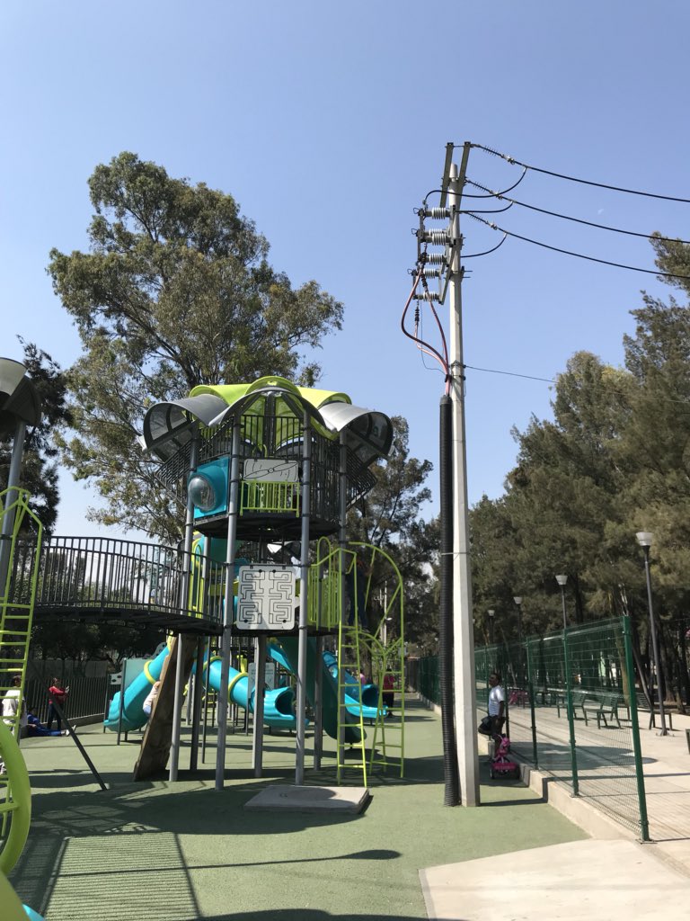 nobicMX's tweet photo. @CFE_Contigo ¿esto es seguro? Las estructuras y mallas son de metal y los cables de las torres pasan a menos de 2 metros de distancia. ¿No deben de estar aislados? https://t.co/VwvyccbN0I