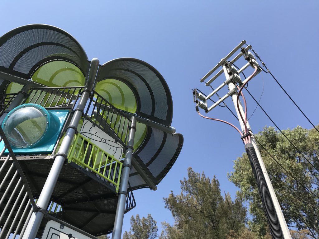 nobicMX's tweet photo. @CFE_Contigo ¿esto es seguro? Las estructuras y mallas son de metal y los cables de las torres pasan a menos de 2 metros de distancia. ¿No deben de estar aislados? https://t.co/VwvyccbN0I