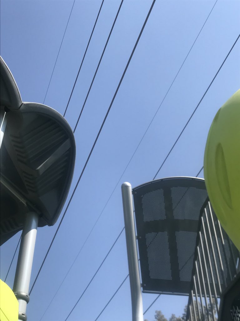 nobicMX's tweet photo. @CFE_Contigo ¿esto es seguro? Las estructuras y mallas son de metal y los cables de las torres pasan a menos de 2 metros de distancia. ¿No deben de estar aislados? https://t.co/VwvyccbN0I