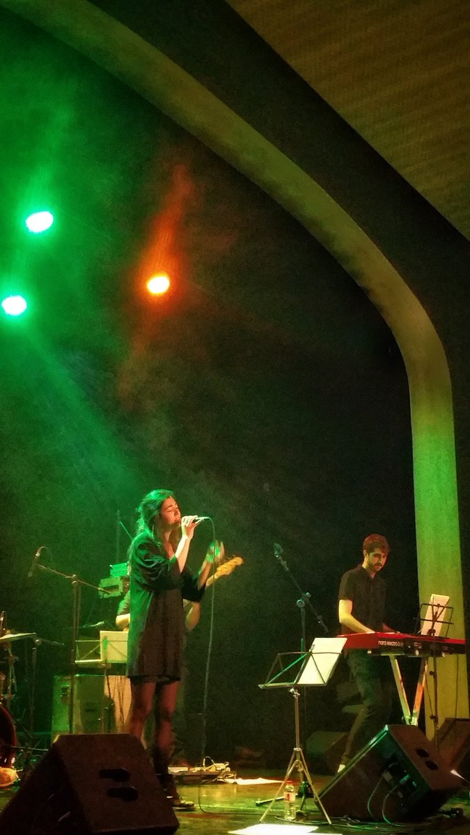 CasinodeCalaf's tweet photo. 🎤🎶Anit els peus ens ballaven sols amb la música de #redrombo la banda que lidera el calafí “Lere”. Va ser una nit espectacular que vam iniciar amb la música de @Sara_Terraza & The black sheep que també ens van presentar el seu disc
#Calaf #música #CasinodeCalaf #FestivalMEB https://t.co/1JFVQasxbW