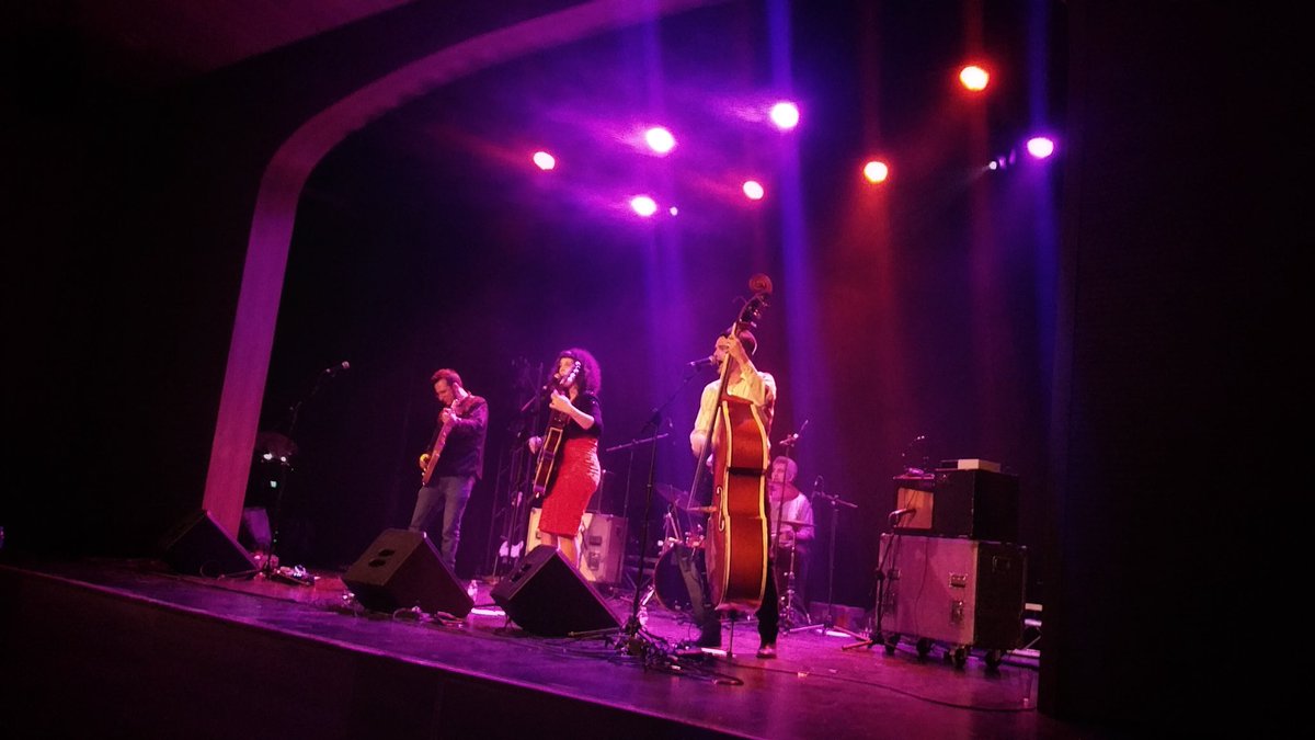 CasinodeCalaf's tweet photo. 🎤🎶Anit els peus ens ballaven sols amb la música de #redrombo la banda que lidera el calafí “Lere”. Va ser una nit espectacular que vam iniciar amb la música de @Sara_Terraza & The black sheep que també ens van presentar el seu disc
#Calaf #música #CasinodeCalaf #FestivalMEB https://t.co/1JFVQasxbW