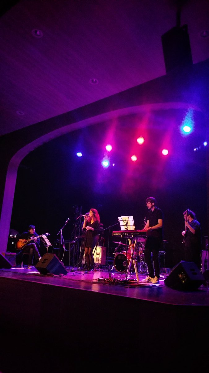 CasinodeCalaf's tweet photo. 🎤🎶Anit els peus ens ballaven sols amb la música de #redrombo la banda que lidera el calafí “Lere”. Va ser una nit espectacular que vam iniciar amb la música de @Sara_Terraza & The black sheep que també ens van presentar el seu disc
#Calaf #música #CasinodeCalaf #FestivalMEB https://t.co/1JFVQasxbW