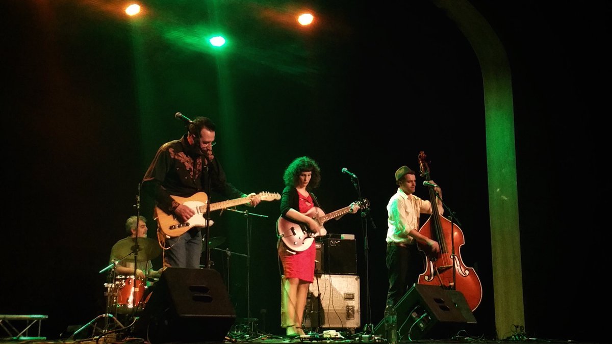CasinodeCalaf's tweet photo. 🎤🎶Anit els peus ens ballaven sols amb la música de #redrombo la banda que lidera el calafí “Lere”. Va ser una nit espectacular que vam iniciar amb la música de @Sara_Terraza & The black sheep que també ens van presentar el seu disc
#Calaf #música #CasinodeCalaf #FestivalMEB https://t.co/1JFVQasxbW