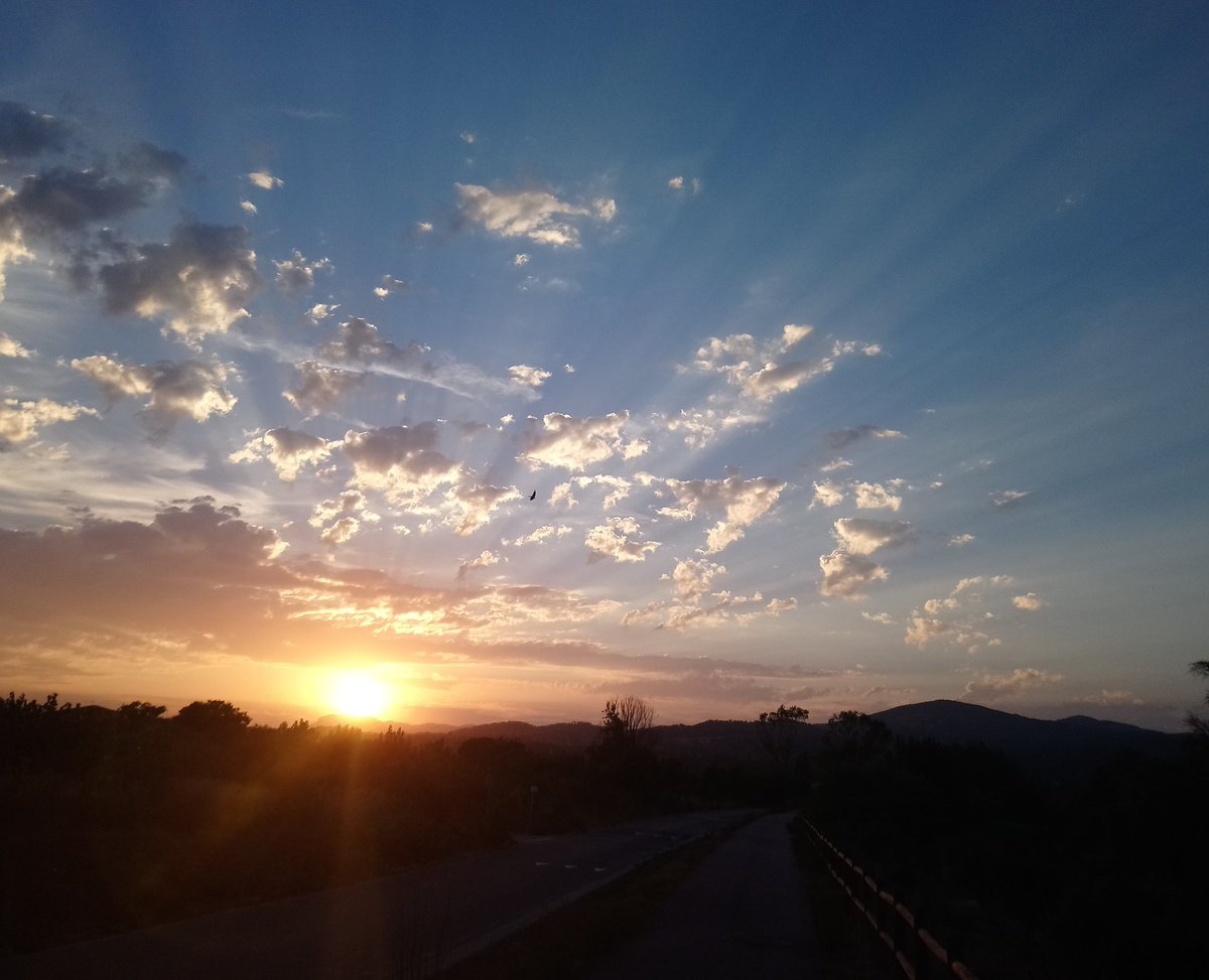 PaisatgesxRep's tweet photo. Sembla ser que el sol es possa al #vallésoriental #sempregroc #paisatgesxRepública https://t.co/hcqP8bFwMI