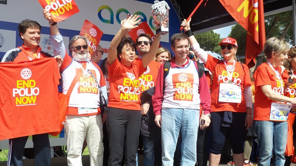 rotary2080's tweet photo. Maratona di Roma - Roma Fun (Circo Massimo)
Il Governatore Salvina Deiana riceve la coppa per @rotary2080, la Charity prima classificata per numero di donazioni ricevute
#MaratonadiRoma  #RunForPolio #endpolio https://t.co/PhYoBSqrQG