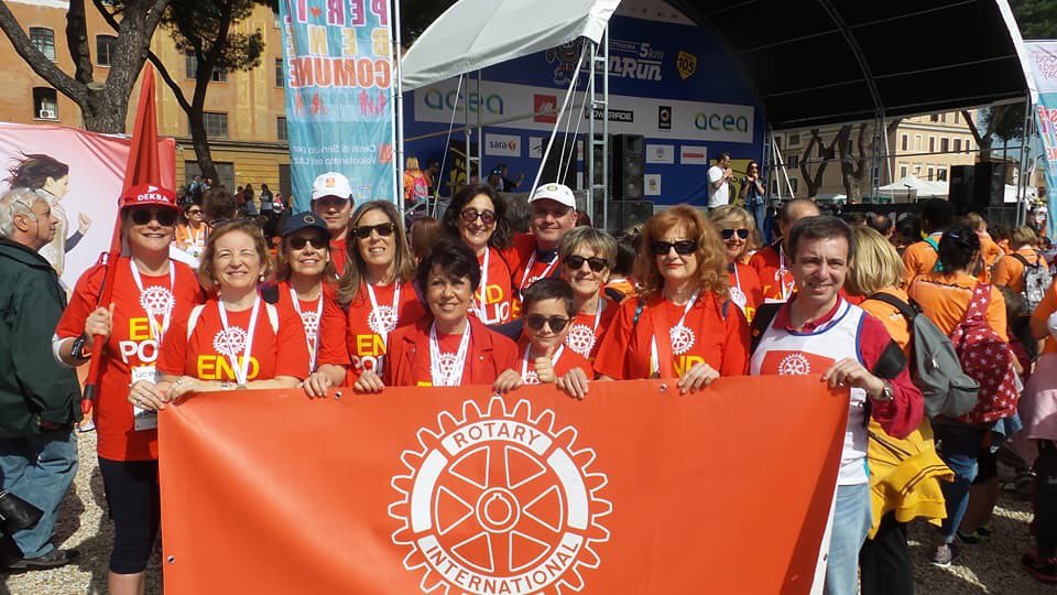 rotary2080's tweet photo. Maratona di Roma - Roma Fun (Circo Massimo)
Il Governatore Salvina Deiana riceve la coppa per @rotary2080, la Charity prima classificata per numero di donazioni ricevute
#MaratonadiRoma  #RunForPolio #endpolio https://t.co/PhYoBSqrQG