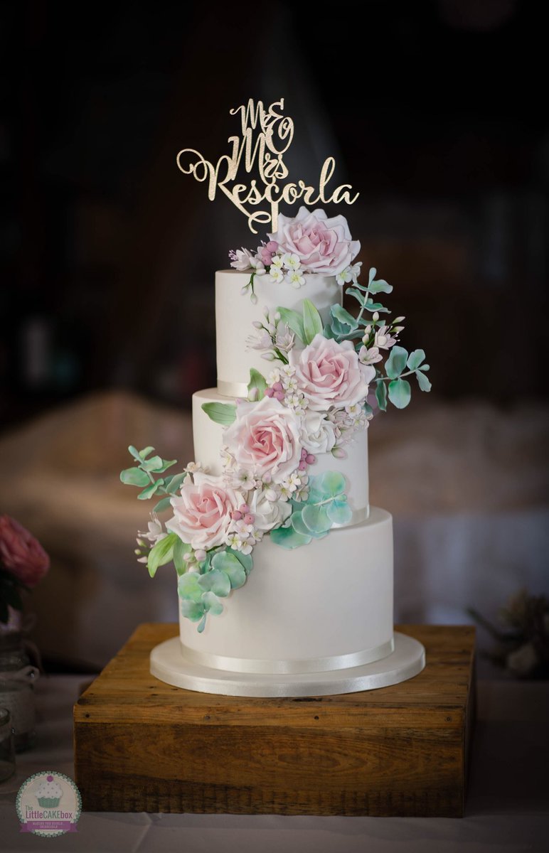 Little_Cake_Box's tweet photo. Congratulations to Ali and Wayne today at Odo’s Barn. Beautiful, handmade sugar flowers adorned their cake. #wedding #weddingcake #kent #weddingseason #kentwedding https://t.co/ASeFTNmJ64