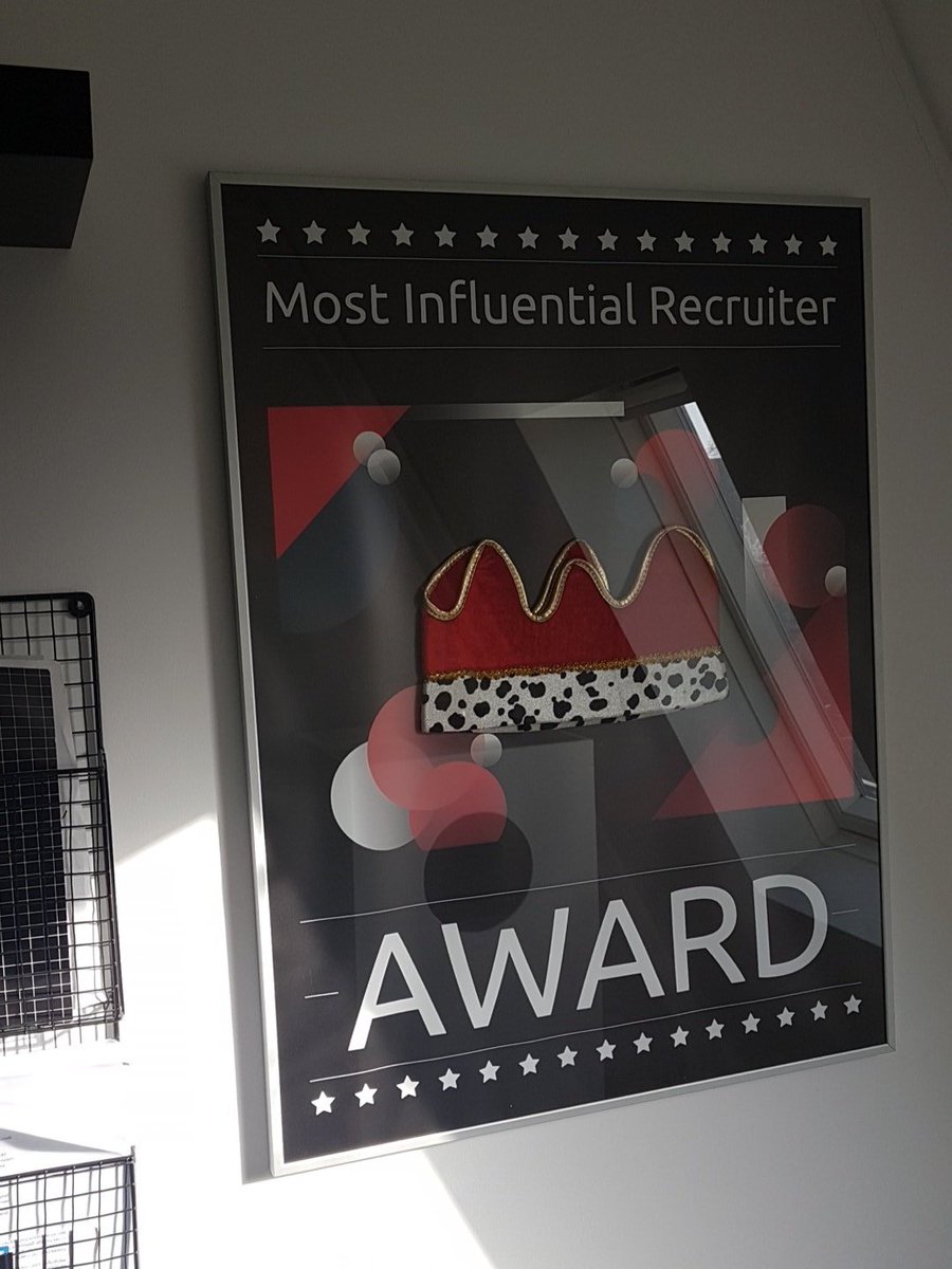 Tamararoodd's tweet photo. Zondag-klusdag: hij heeft inmiddels een mooi plekje op mijn kantoor/kattenkamer gekregen. Apetrots. Dank @JorisvdBeuken voor het geschenk en @Ckipp voor het delen van deze mooie award!
#recruitment #mir2017 #klussen https://t.co/aXBaPoh2mF