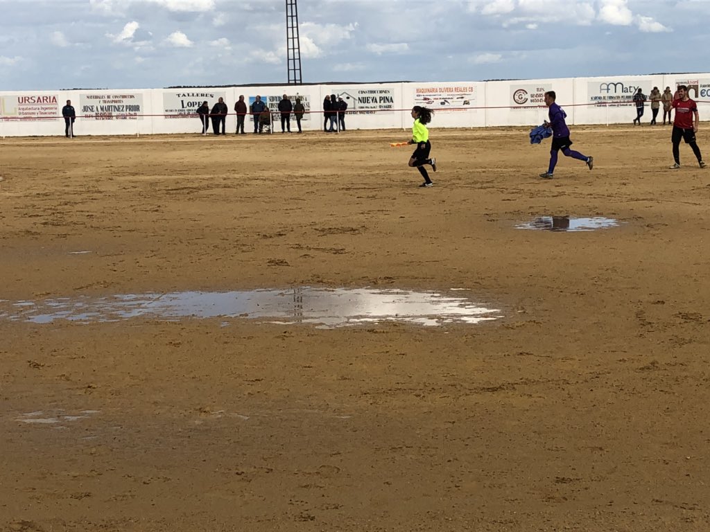 CortesDeporte's tweet photo. Aún sigue habiendo muchos campos de tierra en nuestra zona sur. Aún sigue habiendo poblaciones que son menos que otras para nuestros políticos. #cespedYa #CamposDignos @JAReinaGonzalez @CDUsagre  vs @UDFDC @En_juego https://t.co/8TRj5yDT2C