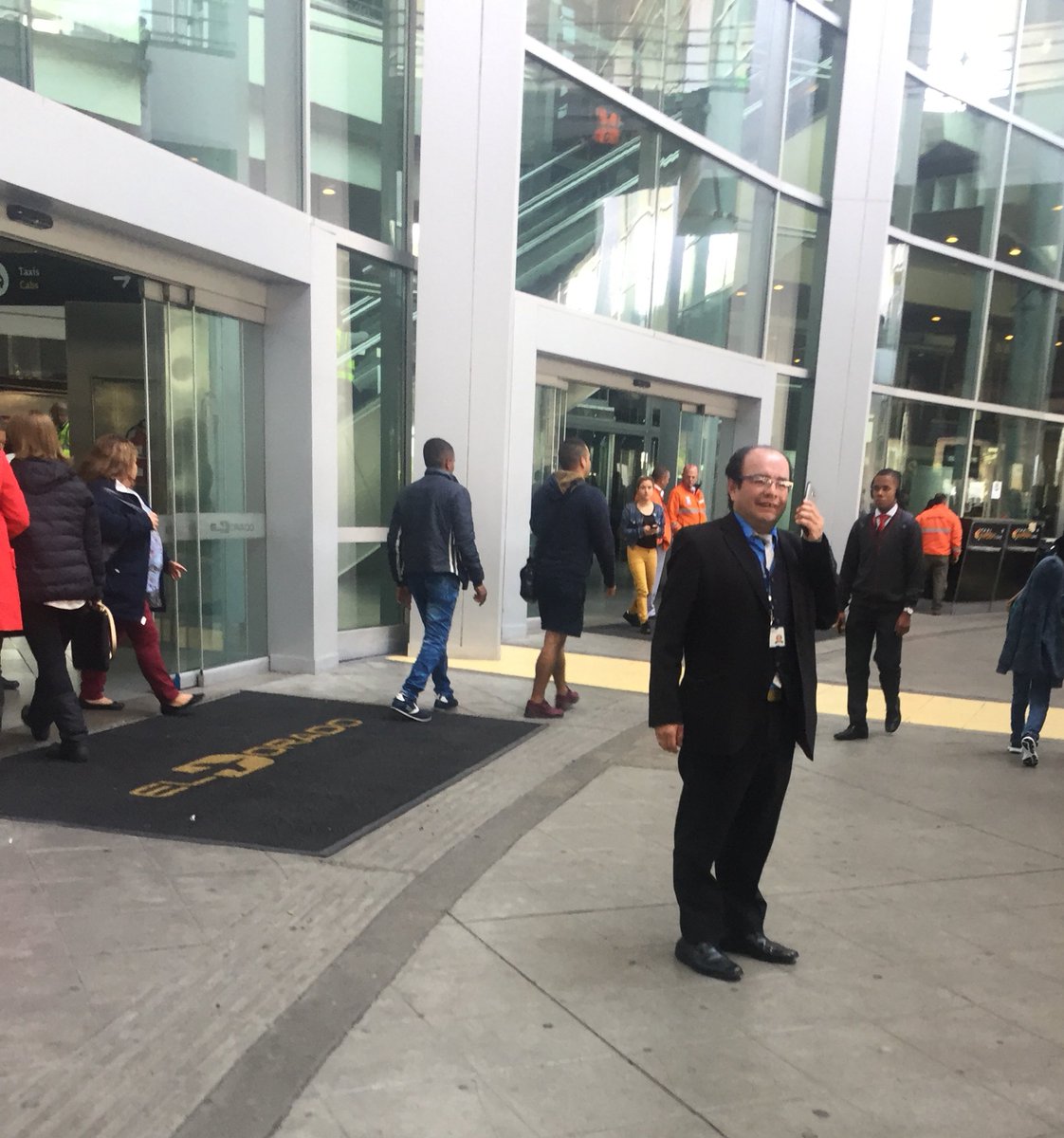 Hoy en el <a href="/BOG_ELDORADO/">Aeropuerto El Dorado</a> me abordo este personaje, con carné del aeropuerto. Ofreciéndome servicio de taxi, más barato que los del terminal aéreo. Ante mi negativa, siguió insistiendo con demás pasajeros en vuelos nacionales. Quien controla eso? <a href="/SectorMovilidad/">Movilidad Bogotá</a> <a href="/TransitoBta/">Policía de Tránsito Bogotá</a> ?