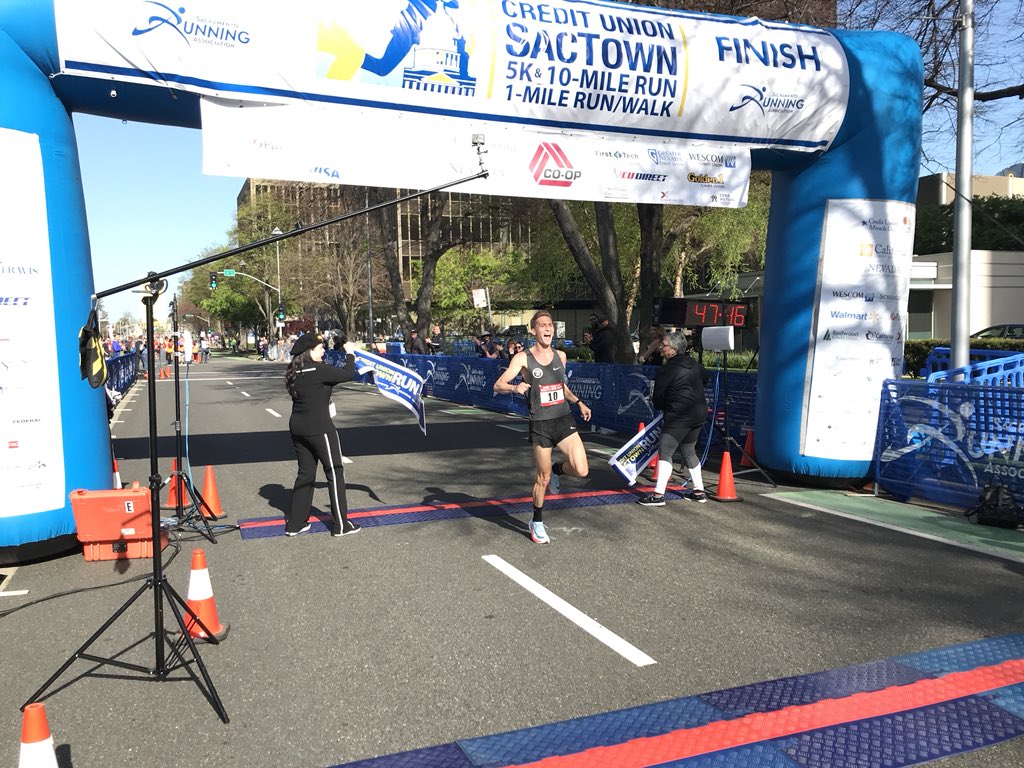 runSRA_CIM's tweet photo. Sid Vaughn taking the W today in an unofficial time of 47:16 for 10 miles https://t.co/g3QmC2ea6F