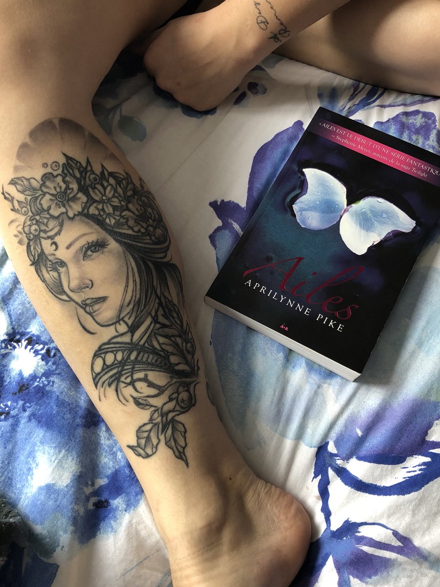 chloecrepuscule's tweet photo. .@AprilynnePike when I told you I would show you my tattoo inspired by Laurel... There she is. (With blueberries revolving around her hair) 💕 Thank you for this serie. 🌸 #books #booktattoos #wings https://t.co/Tfp2dmWCW5