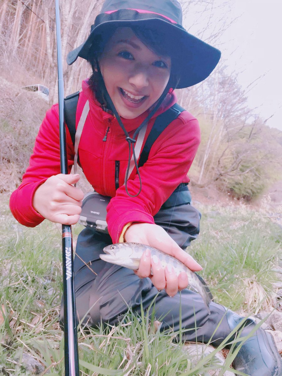 石原あつ美 V Twitter 渓流でのエサ釣りは人生初 水飛沫をあげ光を浴びてキラキラ輝くヤマメが とっても綺麗だったよ 月刊つり人 渓流釣り 長野県 相木川