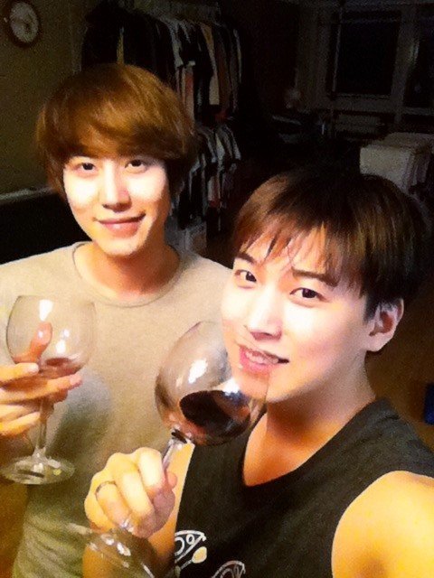 ch01ee's tweet photo. Wine couple🍷 ...this art is so cute 😂#KyuMin #KyuHyun #SungMin #SuperjuniorLoSiento #Superjunior #art #elf #Winecouple #KyuMinIsReal https://t.co/oFmhmGsV2q