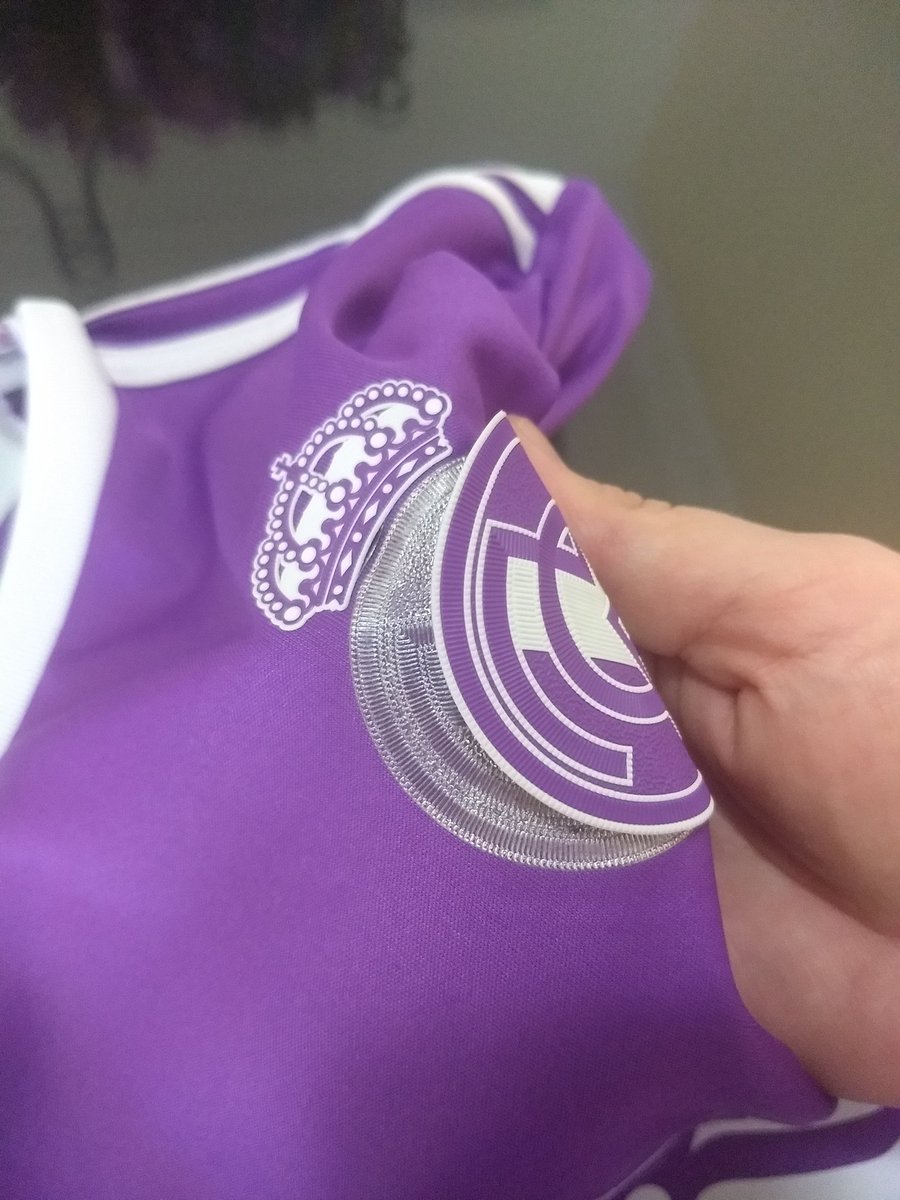 coyolrun's tweet photo. Oye @DeportesMarti  menos de un año y el día del #DerbiMadrileno mi playera está así... Por ser oferta fue la peor calidad de @adidasMX @realmadrid ? La única playera en la vida que el estampado se despega así y tengo de más años y uso rudo y Adidas aguanta bien https://t.co/JoNk7j7bV6