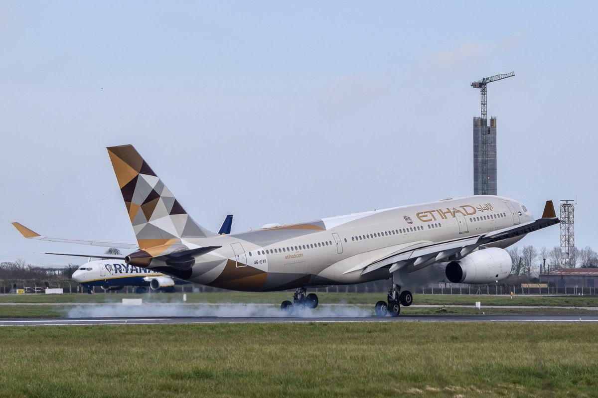 monkg57's tweet photo. Arriving at #DublinAirport @EtihadAirways smoking on landing #A6EYK #EIDW #AvGeek #A330 #EY41 #Airbus #Newlivery https://t.co/bPQXzcl5B8