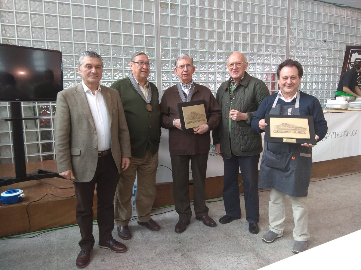 La Cofradía de Amigos de Los Quesos Artesanos de Asturias fallo el premio mejor Quesu del Mercau de Primavera al Máximo de la Quesería El Rey Silo.