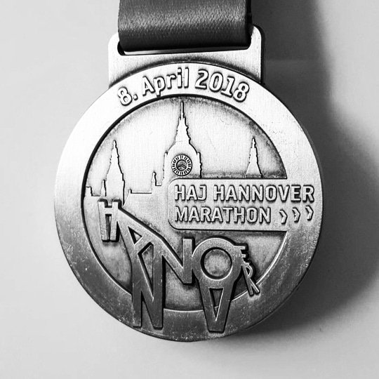 Das erste mal, dass ich am 10km lauf teilgenommen habe. Fühlt sich gut an. Hätte niemals für möglich gehalten, dass ich daran mal teilnehme. Start eines neuen Hobbys?  #hajmarathon #marathonhannover #marathon #10kmrun #depression #fightingdepression #notjustsad