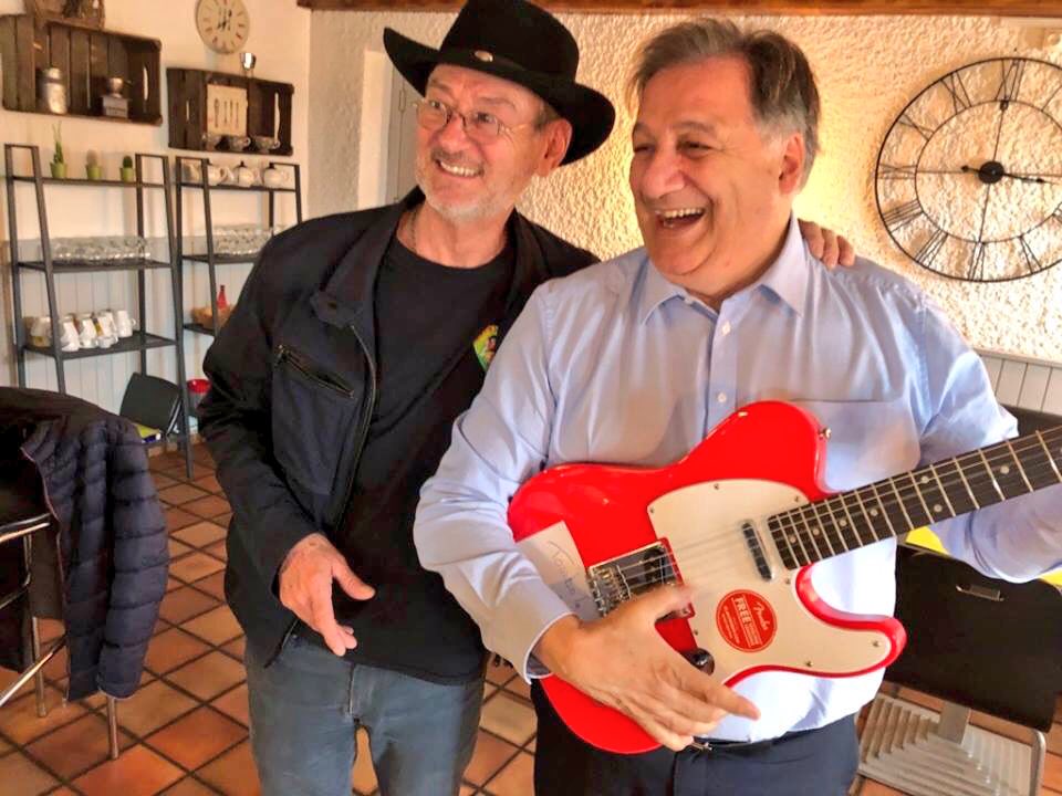 DinoCinieri's tweet photo. Ambiance festive et rock'nroll, à #Veauchette, avec la présence exceptionnelle du parrain de l'association #RocknPatate : le grand musicien @michaeljonesoff !
Fidèle, humble et généreux guitariste de #JeanJacquesGoldman ! 
Merci aux bénévoles pour leur sympathie et dévouement ! https://t.co/pY3faTINm0
