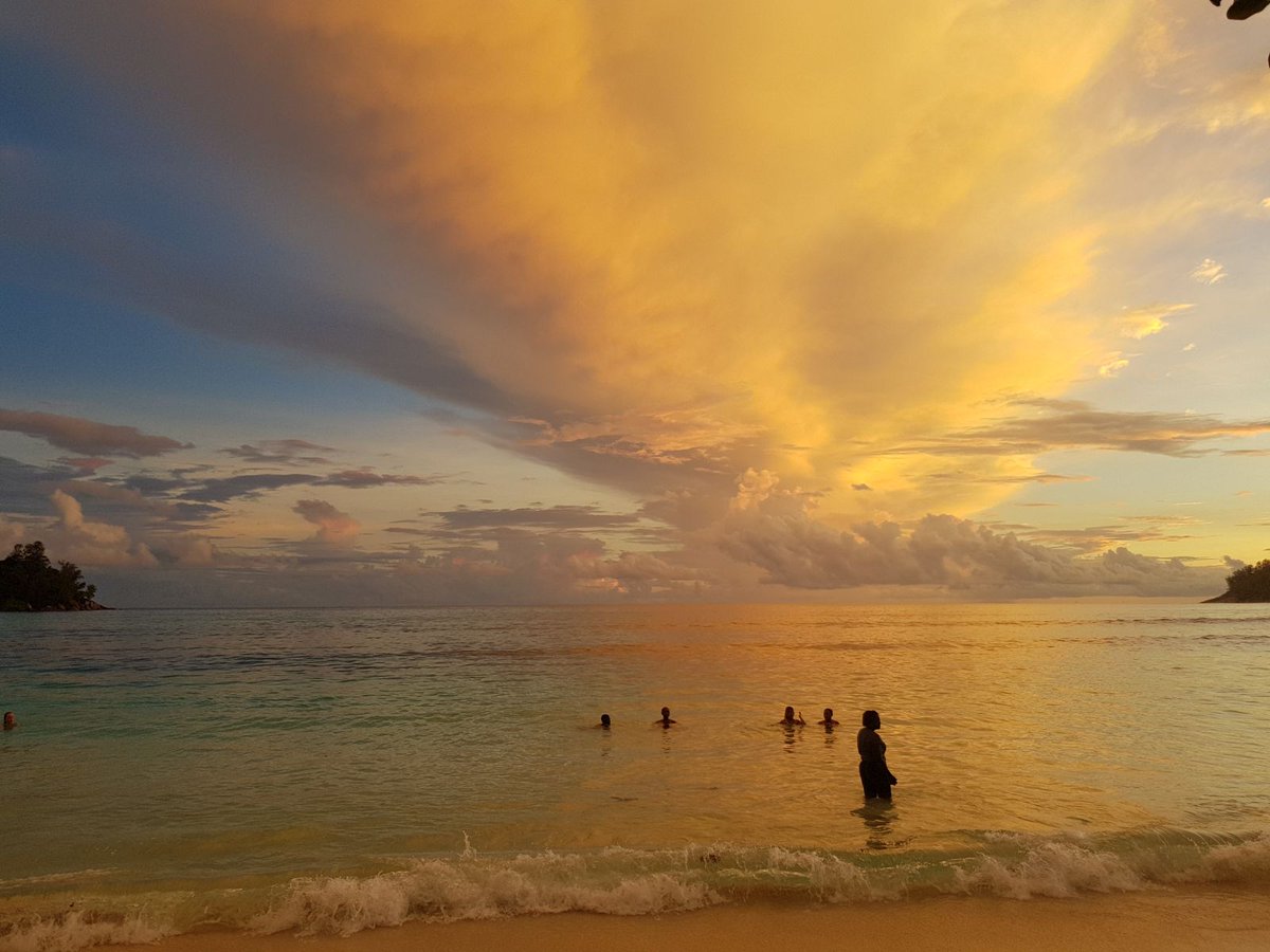 gelpi_'s tweet photo. #Seychelles #sunsetafterrain 😍😎😍#themostbeautifulcolours https://t.co/vn9oGhKLSz