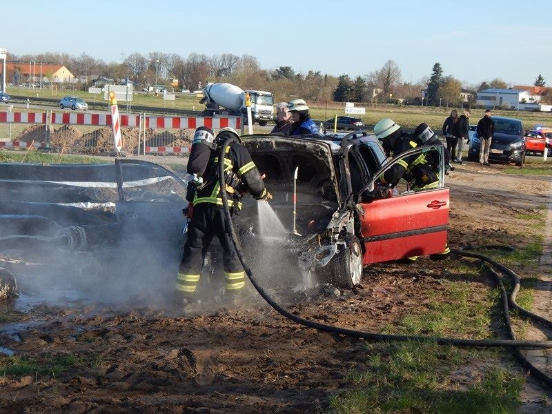 FFWalldorf's tweet photo. #Einsatz: #PKW-#Brand mit einem #C-#Rohr unter #Atemschutz #gelöscht - #L598 / #Hasso-Plattner-Ring - https://t.co/vDtF4Vszmn https://t.co/aXwofU4b3c