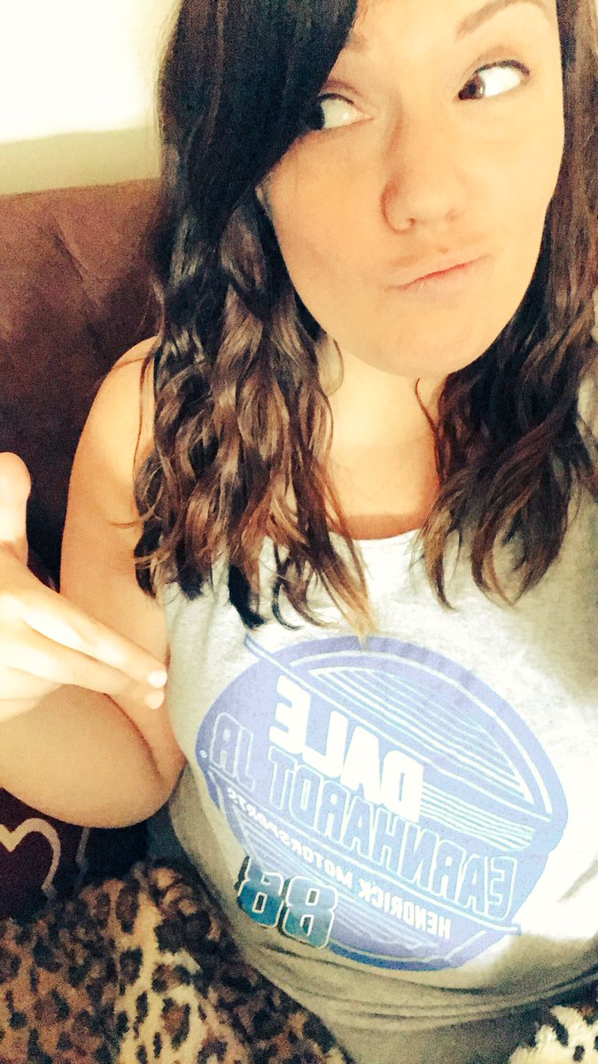 sarahscadoodle8's tweet photo. Lil’bit of #DaleYeah on this Sunday... ✌🏼
•
•
#bringback2017
#JRNation
#memoriesfordays
@DaleJr https://t.co/gC6SFibVPY