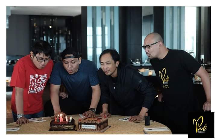 PadI_Band's tweet photo. TERIMAKASIH semuanya yang tidak dapat kami sebutkan satu per satu atas dukungan yang tak putus-putusnya bagi kami PADI. Terimakasih juga untuk doa-doa terbaiknya di hari ulang tahun kami yang ke-21 ini  #PADI21stAnniversary

(Foto : CAhyo Ari) https://t.co/l4py11ZAWw